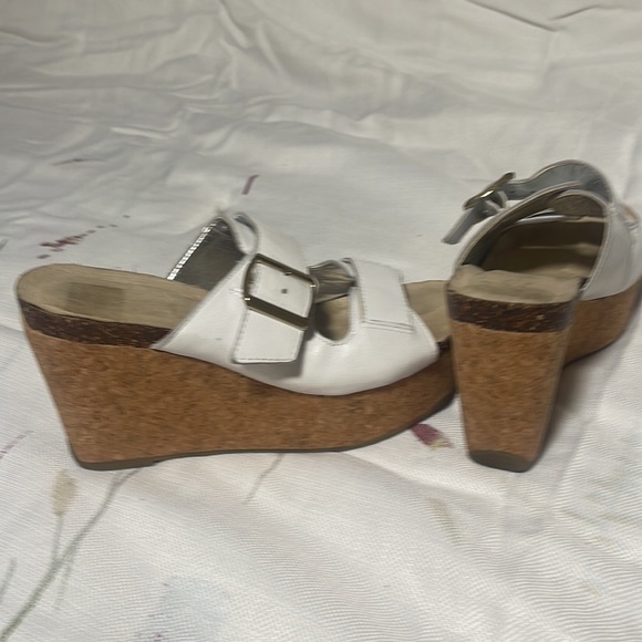 Women’s size 6 Kenneth Cole Reaction white leather wedge sandals. - Picture 2 of 3
